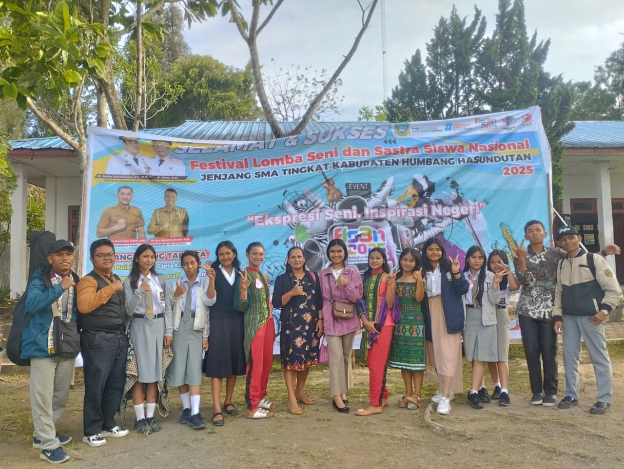 Siswa mengikuti lomba seni